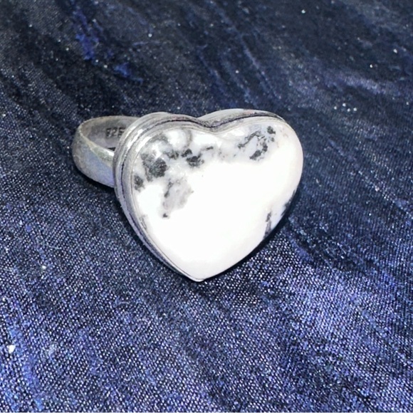 White Buffalo Turquoise heart vintage ring - Picture 4 of 11